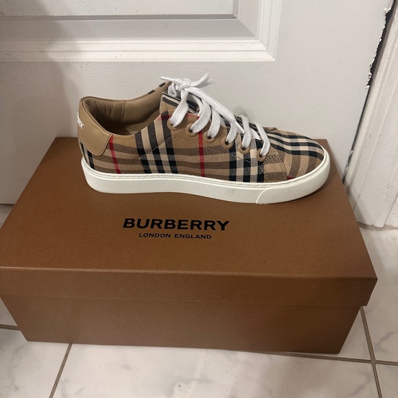 Burberry low top sneakers - Picture 1 of 4